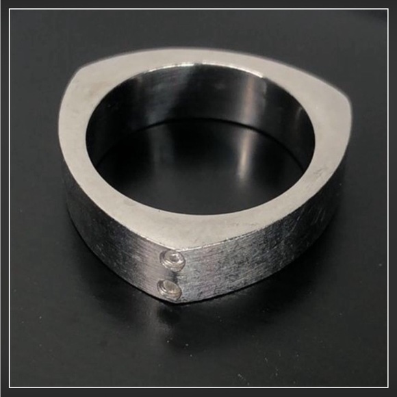 Jewelry - Size 6.5 (approximately) Silver Ring Titanium tri point